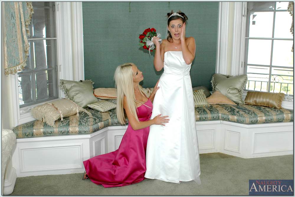 Vollbusige Blondine Nikki Benz hilft Penny Flamme bei der Anprobe des Hochzeitskleides
 #52363613