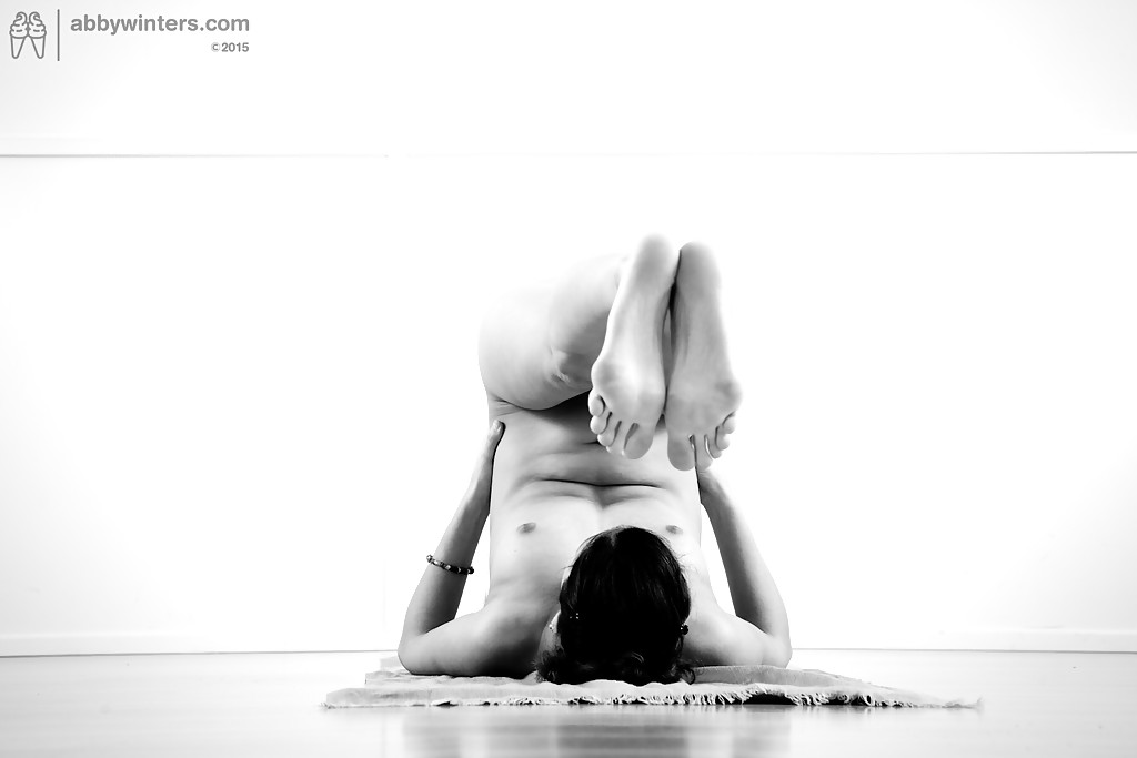 Splendida brunetta amatoriale anjali che fa un po' di yoga nuda
 #50908881