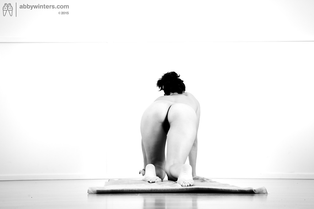 Splendida brunetta amatoriale anjali che fa un po' di yoga nuda
 #50908931
