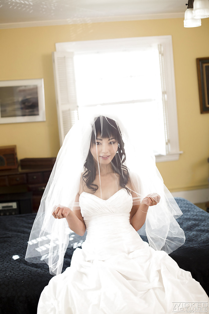 La novia asiática sexy marica hase se quita el vestido de novia para un reportaje fotográfico desnudo
 #52371568