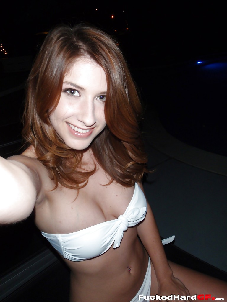 Flirtende Amateur-Teenie Karina zeigt ihre leckeren Titten und rasierte Möse
 #51829921