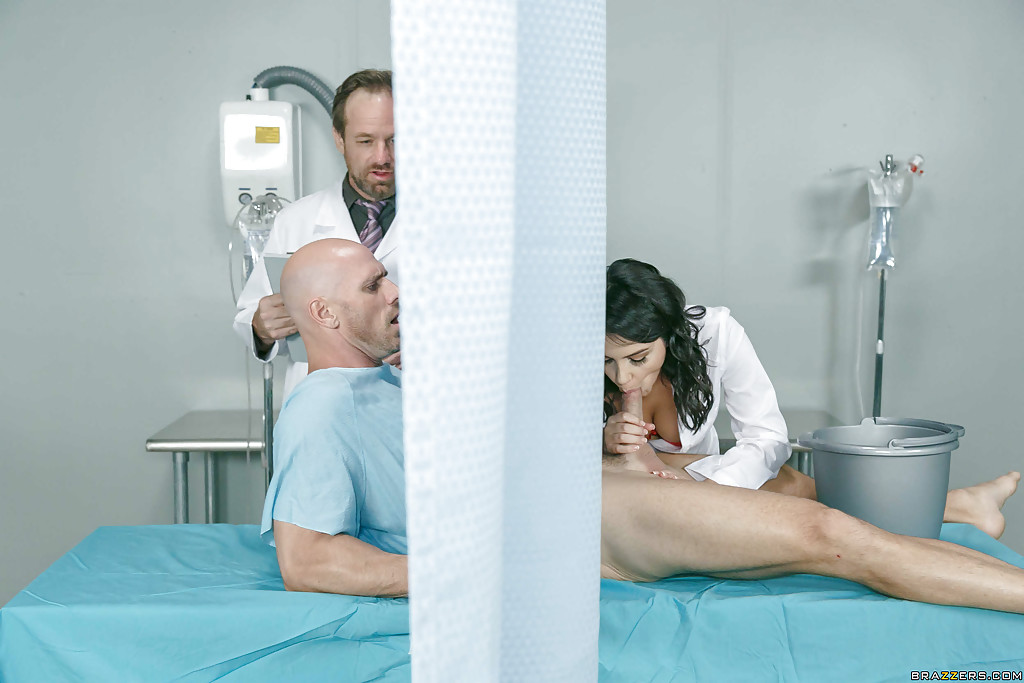 L'infirmière européenne valentina nappi donne un bain à l'éponge et une pipe à une grosse bite.
 #50120603
