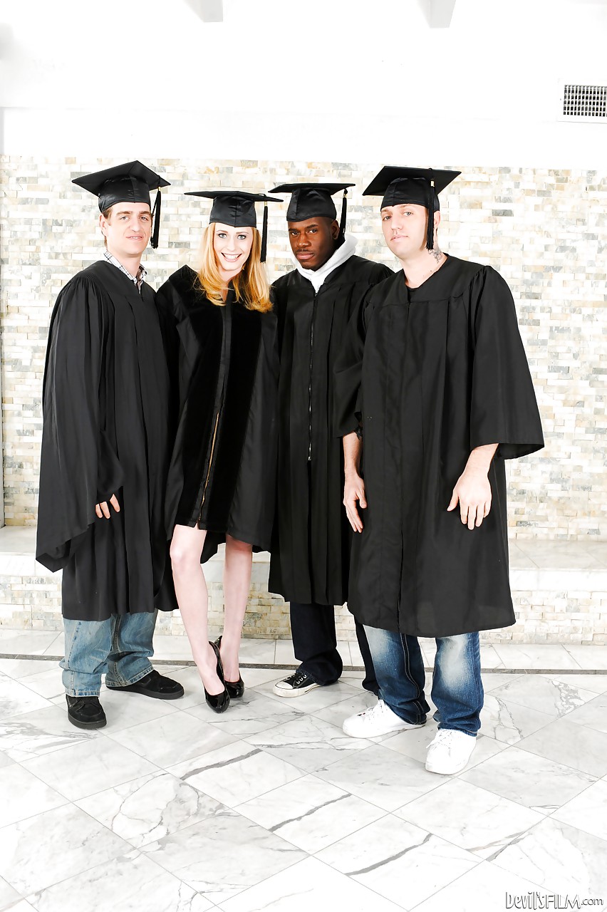 Une diplômée blonde en talons s'écarte pour montrer sa jupe nue dans un groupe de pelotage interracial.
 #51377716