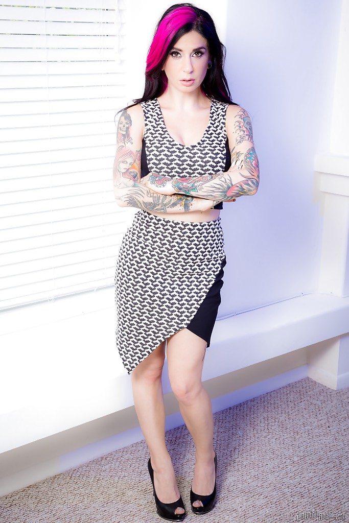 Fetisch-Modell Joanna Angel modelliert nicht nackt in Rock und High Heels
 #54336678