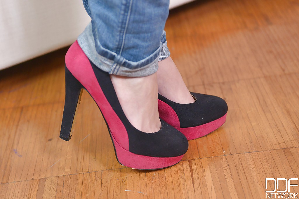 Süßes Teenie-Mädchen Felicia zieht Schuhe aus und zeigt hübsch bemalte Zehen
 #50920998