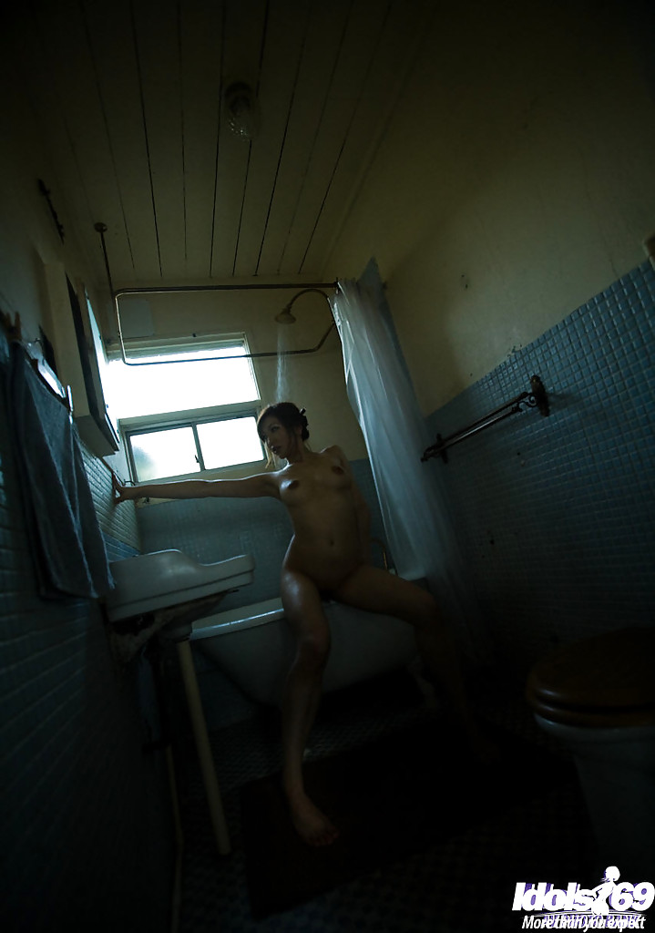 Naked asian babe with petite fanny Emi Harukaze taking bath