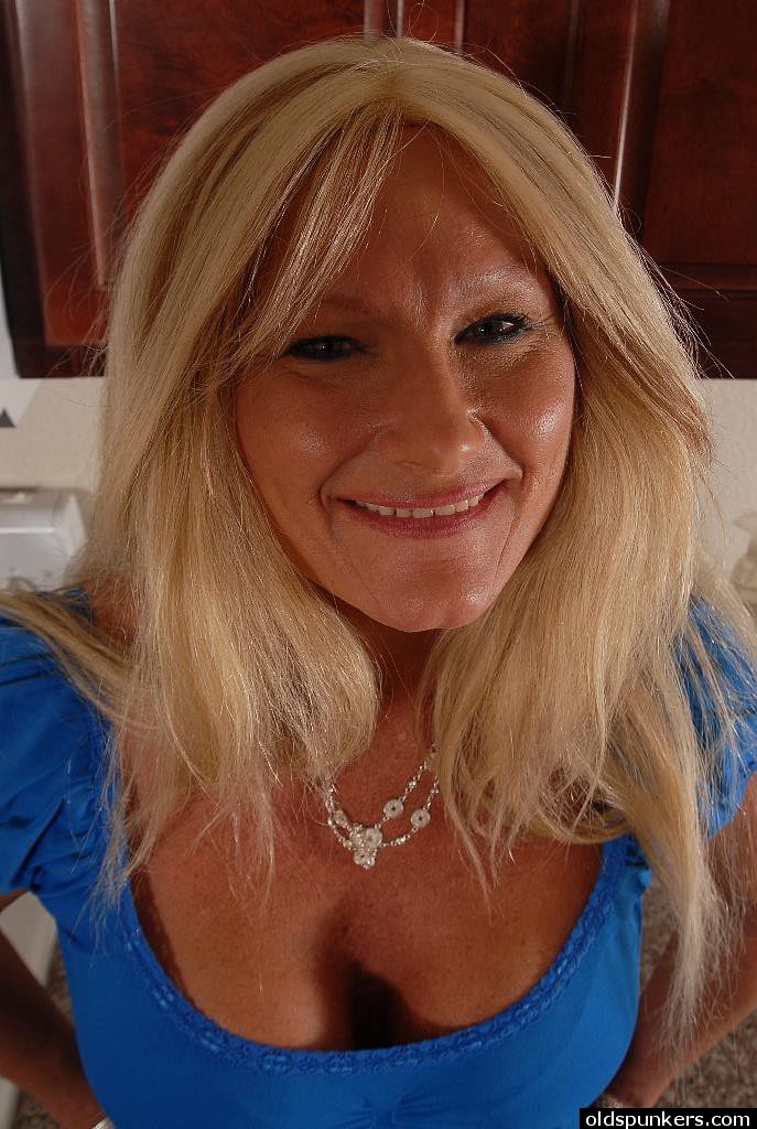 Big-Tit Oma Roxy zeigt ihre gebräunte Brüste und schöne fickbare Beute
 #51011832