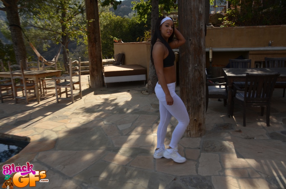 La jolie latina amateur et flexible Teanna Trump fait de la musculation en pantalon de yoga en plein air.
 #50862613