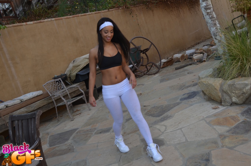 Flexible amateur Latina cutie Teanna Trump works out in yoga pants outdoors #50862615