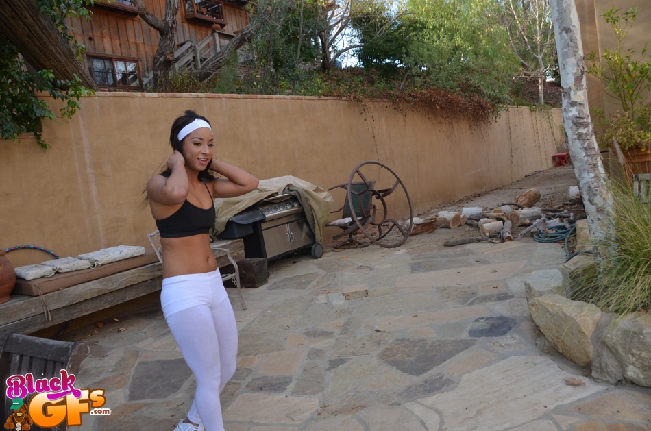 La jolie latina amateur et flexible Teanna Trump fait de la musculation en pantalon de yoga en plein air.
 #50862714