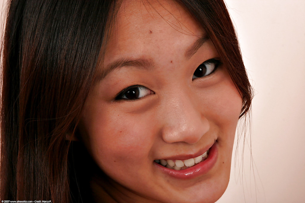 Amateur asiatische solo Mädchen evelyn lin entblößt winzige Brüste während des Ausziehens
 #53904952