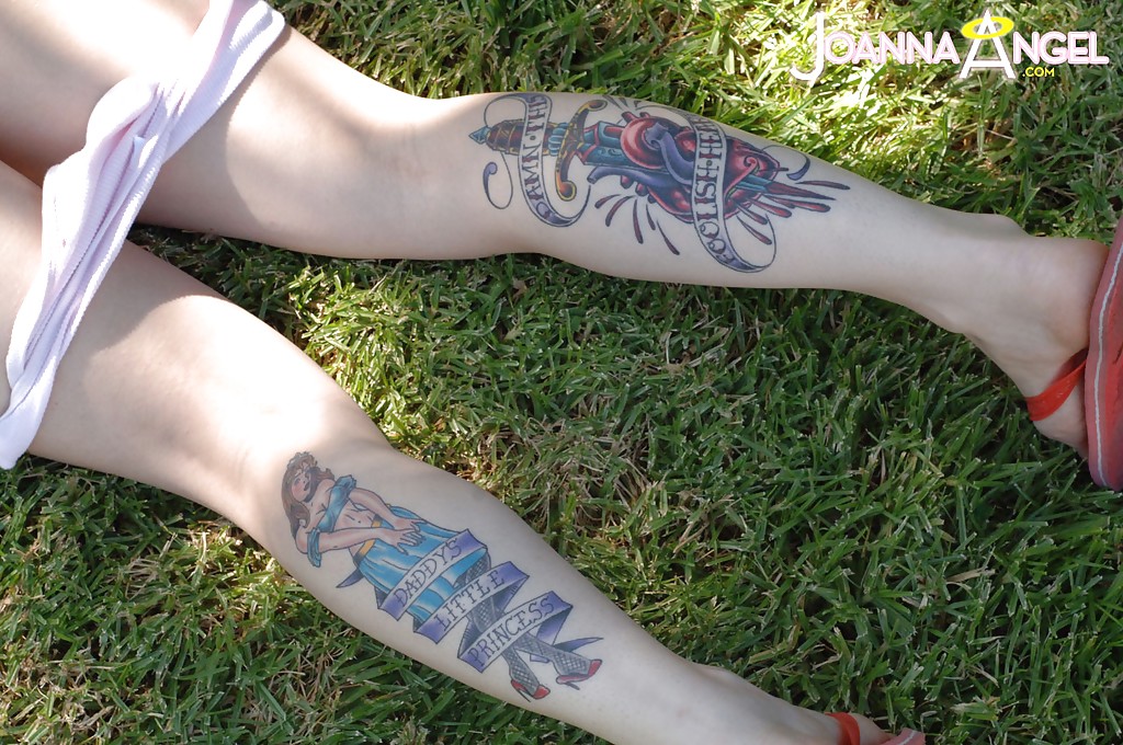 La milf amateur con tatuajes sexy joanna angel muestra su coño peludo
 #54336638