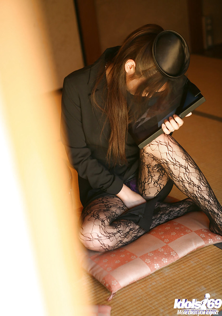 Atemberaubende asiatische Studentin miho sonoda entblößt ihren zierlichen Busen
 #51202038