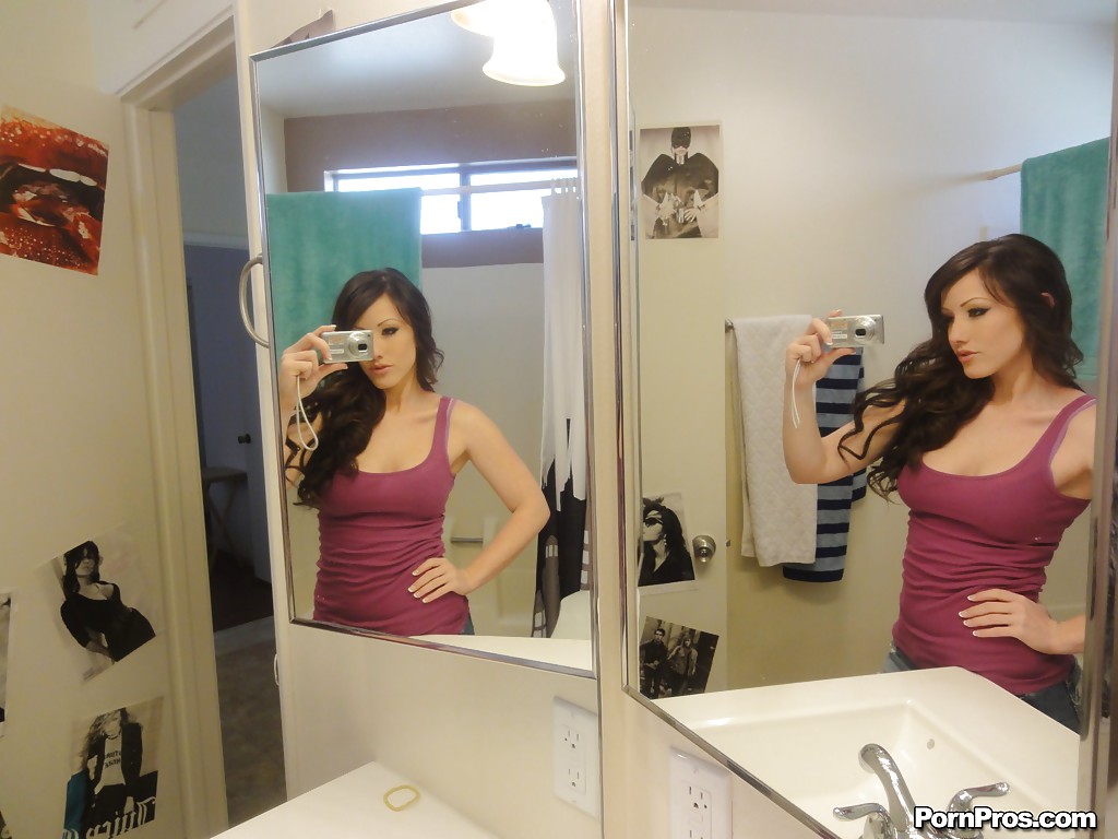 Glamorous young babe Jennifer White makes some self photographs in a bathroom