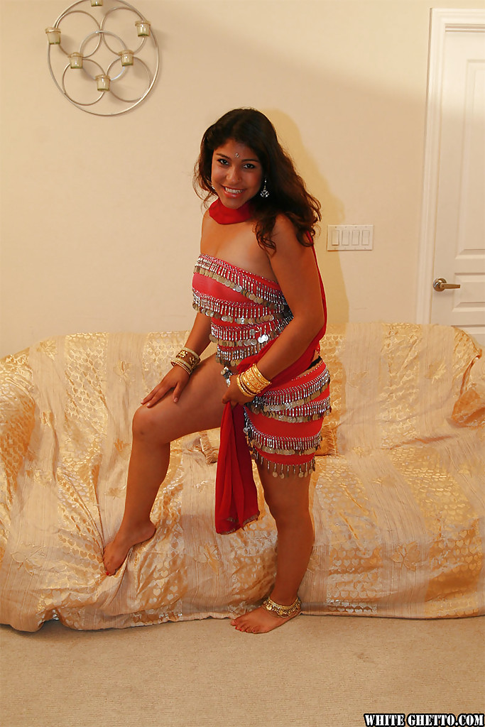Una india regordeta descubriendo sus bonitas tetas y su coño peludo
 #51170743