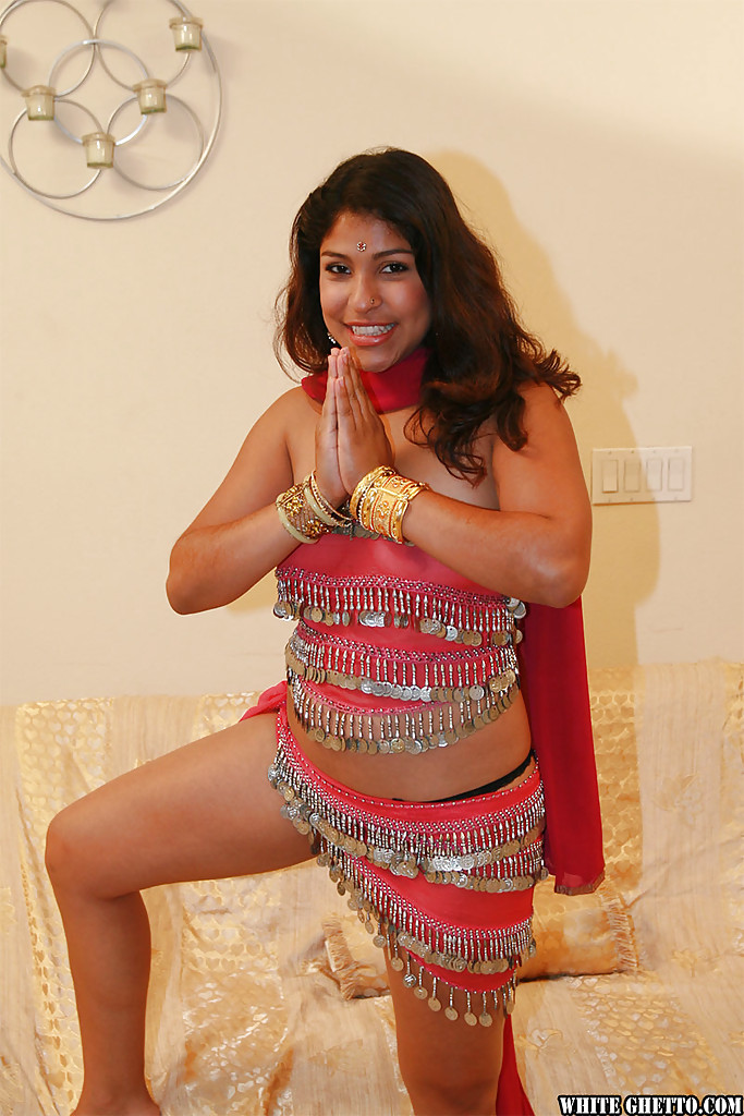 Una india regordeta descubriendo sus bonitas tetas y su coño peludo
 #51170749