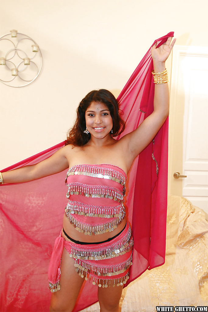 Una india regordeta descubriendo sus bonitas tetas y su coño peludo
 #51170768