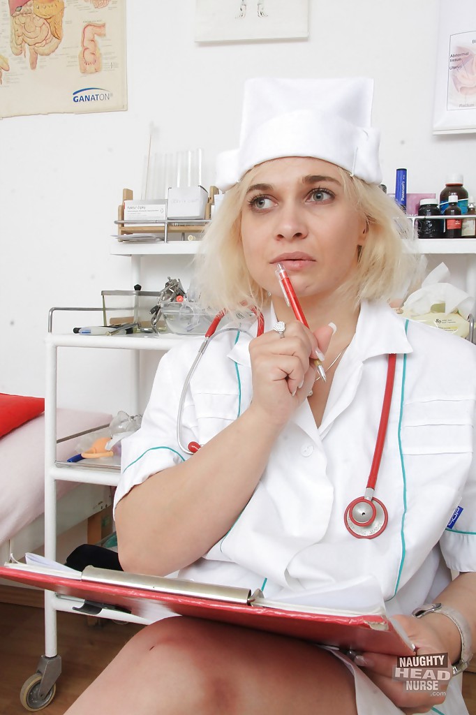 Infirmière blonde Sandy se masturbe et caresse sa chatte chauve sur la table d'examen.
 #51406431