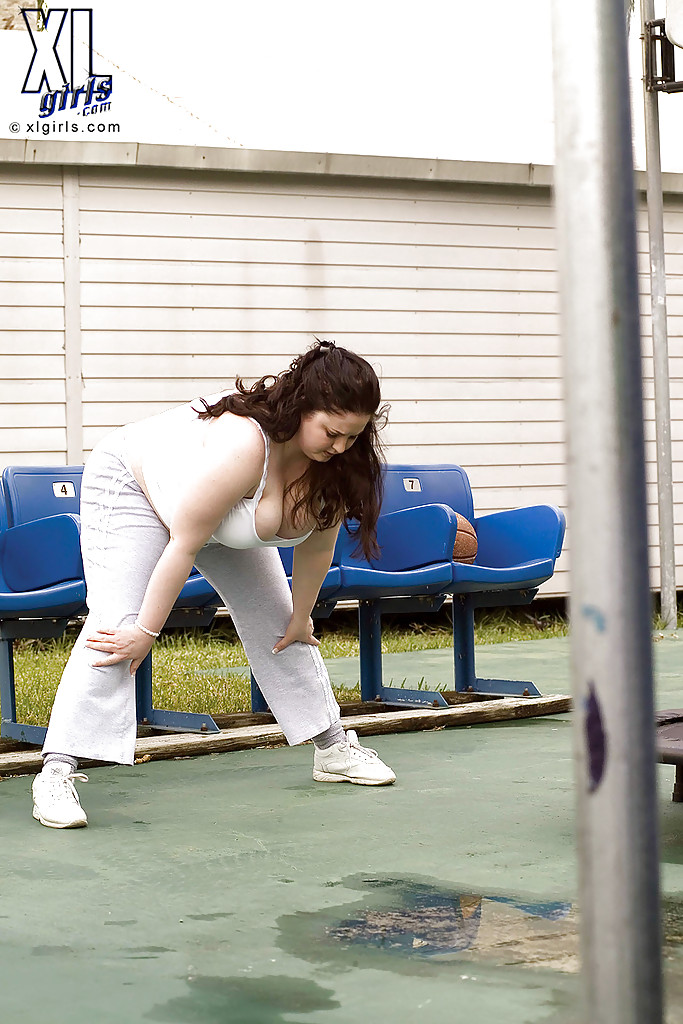 La gordita monique l'amour haciendo ejercicios deportivos antes de ser follada
 #52088912