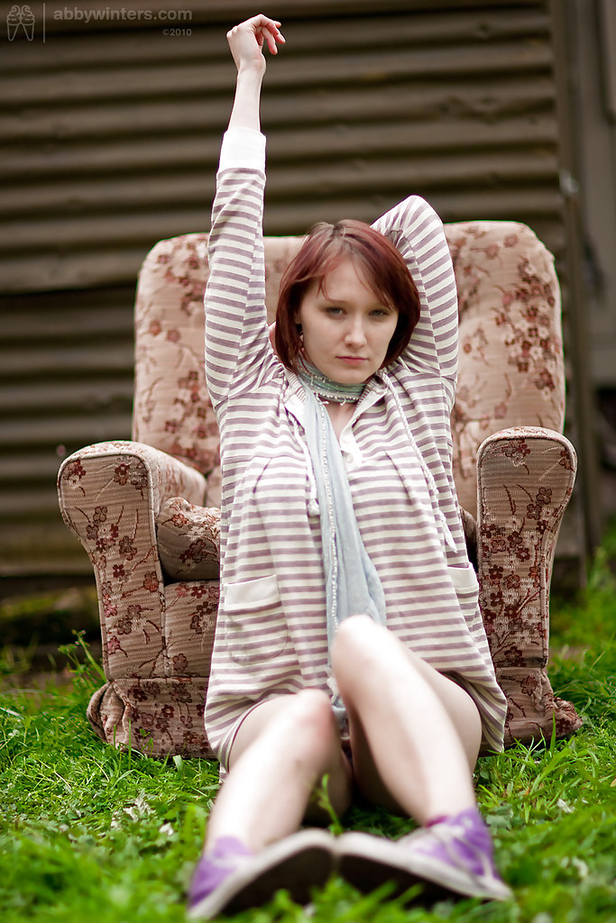 Anabela posando desnuda al aire libre en calcetines y zapatos
 #50014418