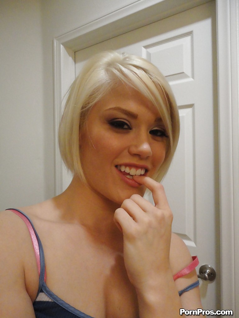 Jeune blonde sexy ash hollywood prenant des selfies dans le miroir en se déshabillant
 #50134440
