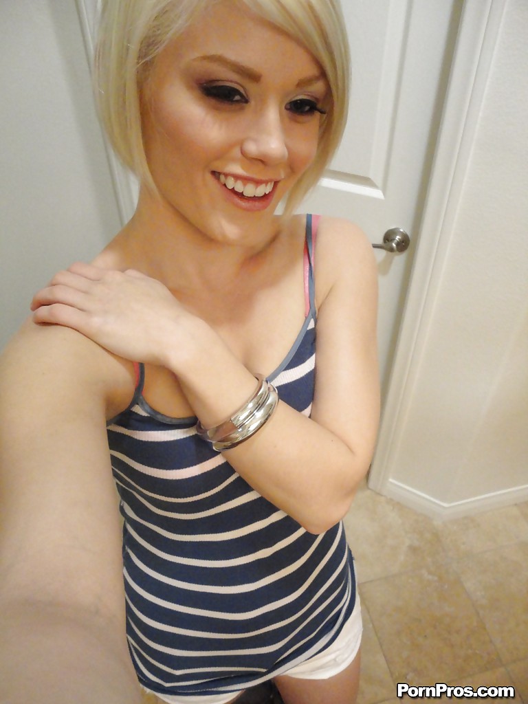 Jeune blonde sexy ash hollywood prenant des selfies dans le miroir en se déshabillant
 #50134445