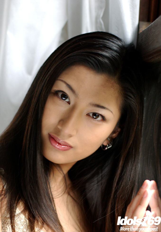 アジアの可愛い女の子、浅川蘭が硬い乳首を持つ小さなおっぱいを見せる
 #50624418