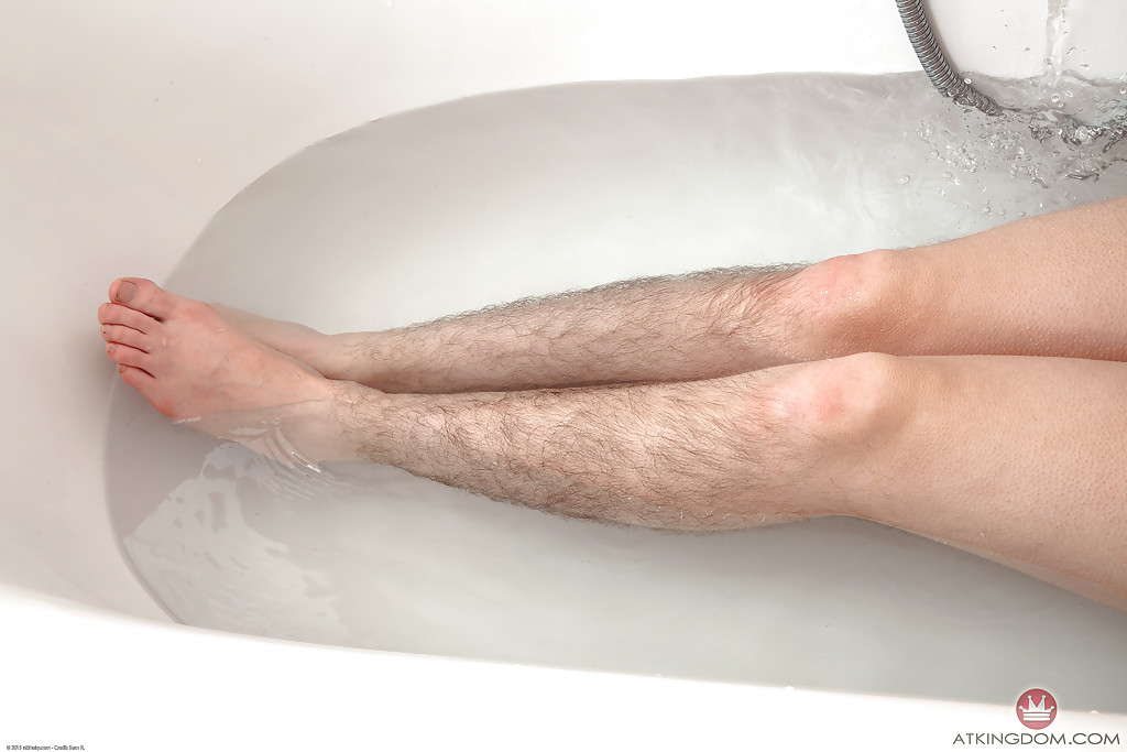 Hirsute reife Frau zeigt haarige Beine und winzige Titten in der Badewanne
 #51343304