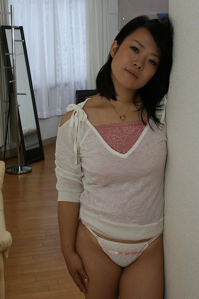 Tomoe Asai, une asiatique, se déshabille et s'amuse à tripoter et doigter sa chatte.
 #51218397