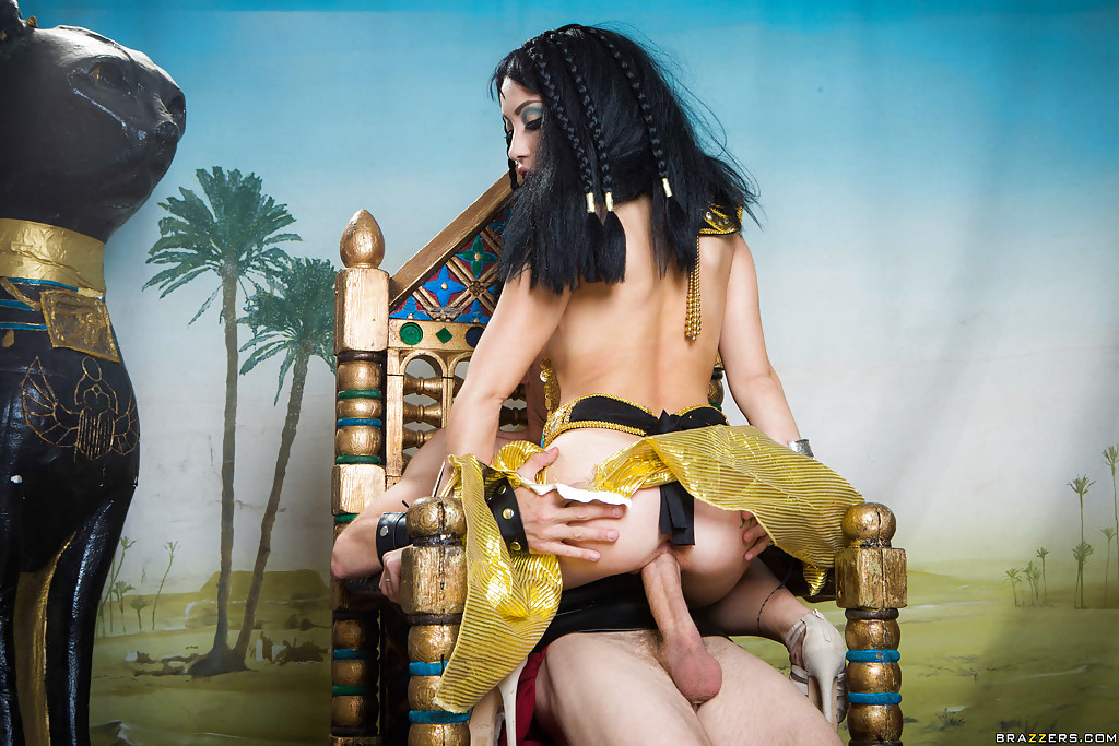 Asiatische Brünette rina ellis fickt großen Schwanz im Kleopatra-Outfit
 #50391371
