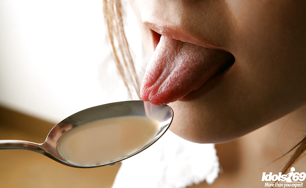 Nena asiática en uniforme de sirvienta yukari endo descubriendo sus tetas y su coño peludo
 #51188745