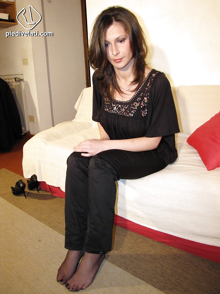 Elena, una chica fetichista de pies, muestra sus pantimedias negras sexy
 #51381327
