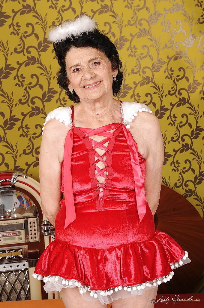 Lustvolle Oma ohne Höschen unter ihrem Rock präsentiert ihre haarige Fotze
 #51001096