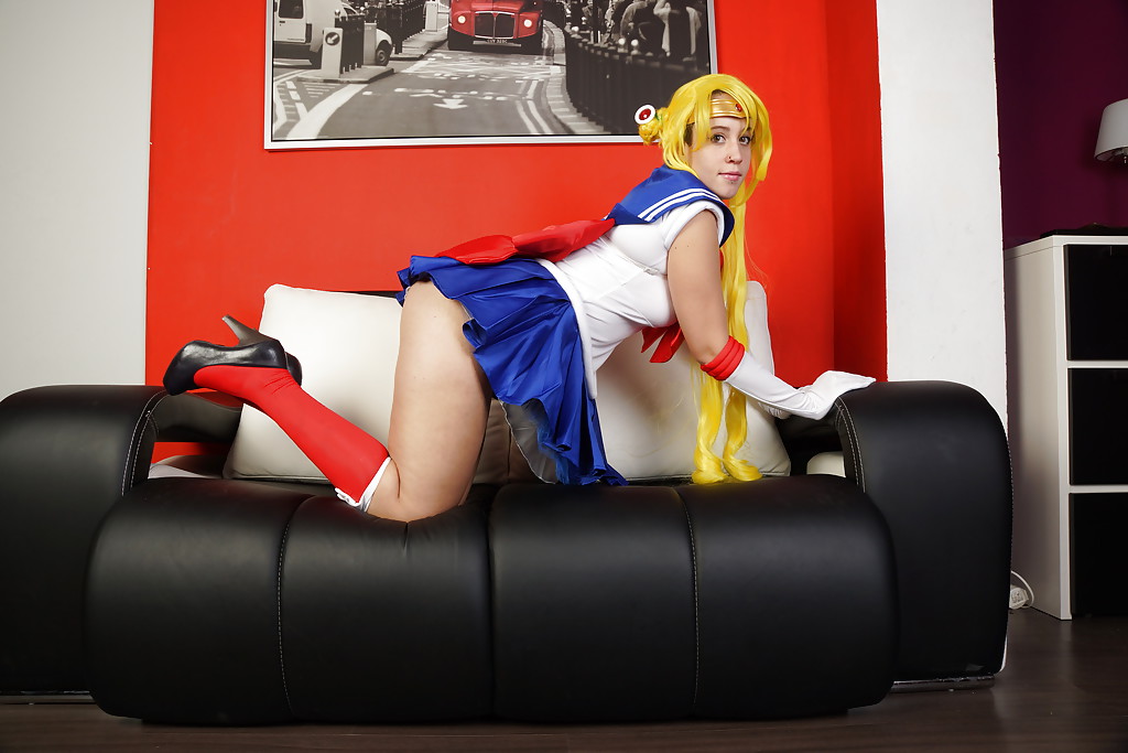 Lilyan ama masturbarsi nella sua meravigliosa uniforme cosplay
 #50387250