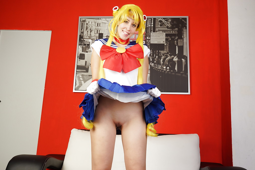 Lilyan liebt es, in ihrer wunderschönen Cosplay-Uniform zu masturbieren
 #50387264