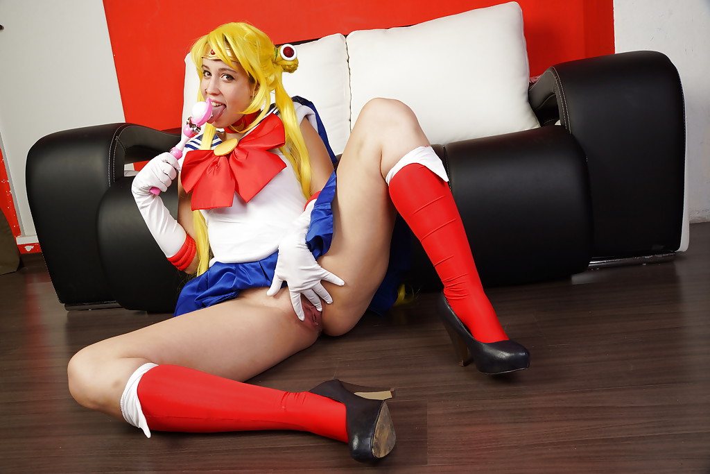 Lilyan ama masturbarsi nella sua meravigliosa uniforme cosplay
 #50387321