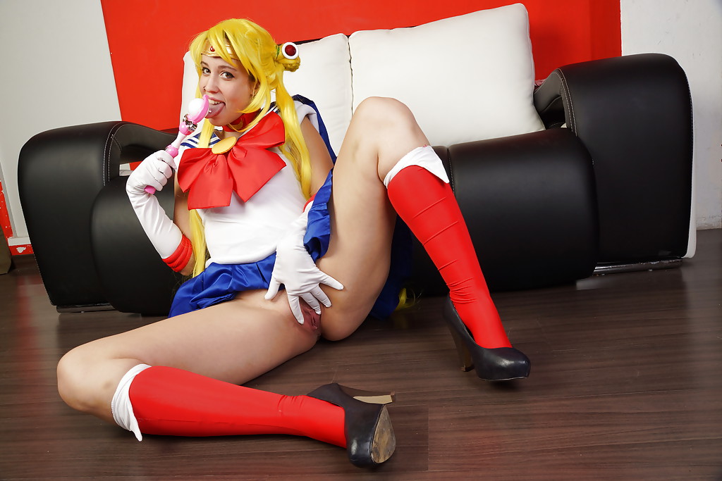 Lilyan liebt es, in ihrer wunderschönen Cosplay-Uniform zu masturbieren
 #50387327