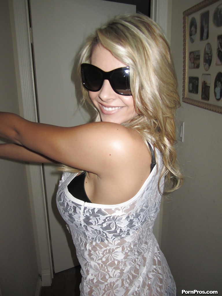 Amateur-Babe mit großen Melonen natalie vegas neckt ihre rasierte Fotze
 #55111086