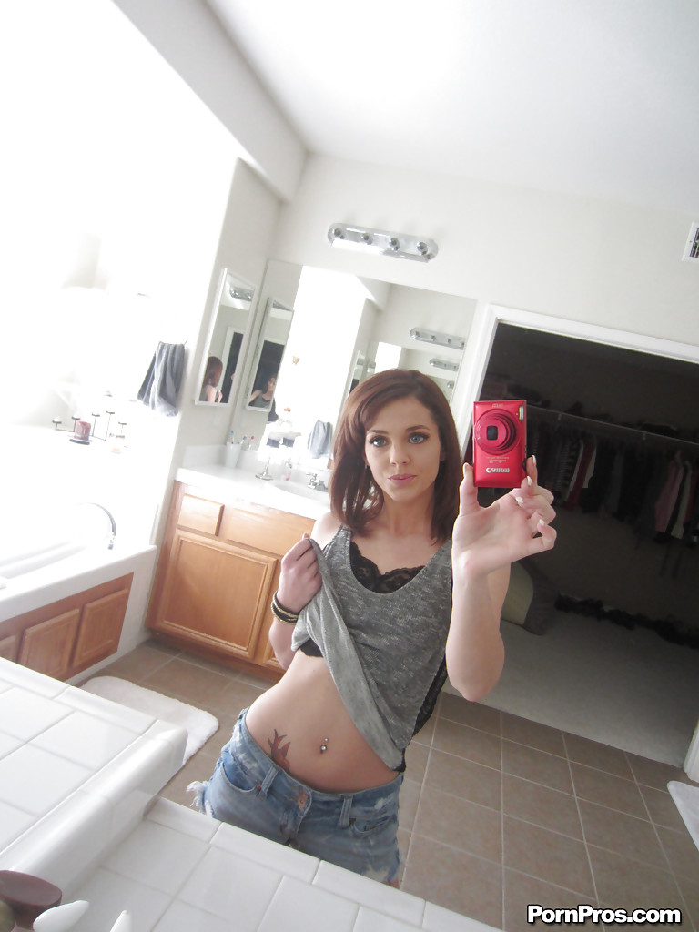 Freundin Babe Kiera nimmt Selfies und zeigt ihre Titten und Muschi
 #50947716