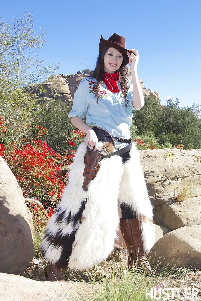 Pornostar Luna Star zieht Cowgirl-Kleidung aus und posiert nackt mit Waffe in der Wüste
 #54830977