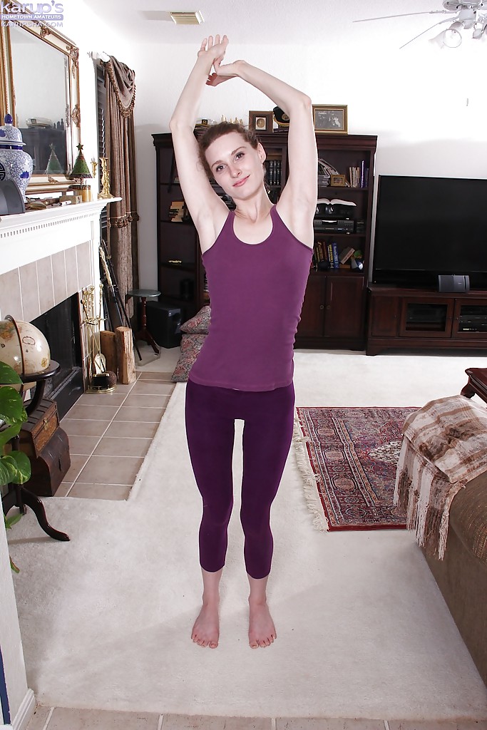 Ragazza giovane Tara Estell che si toglie i vestiti di yoga per posare nuda per la prima volta
 #50909139