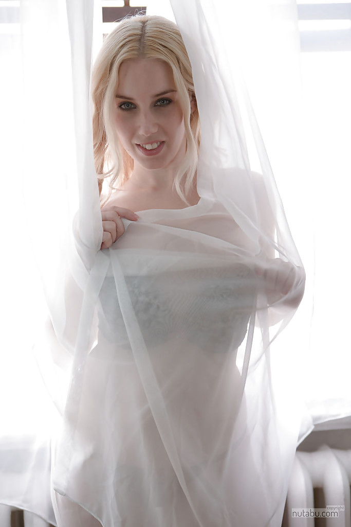 Vollbusige Amateur-Blondine Nesty posiert in sexy BH und Unterwäsche-Set
 #50011430