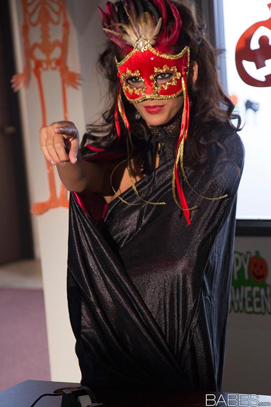 Janice Griffith vestida de cosplay haciendo una mamada con máscara durante el sexo duro
 #50376808