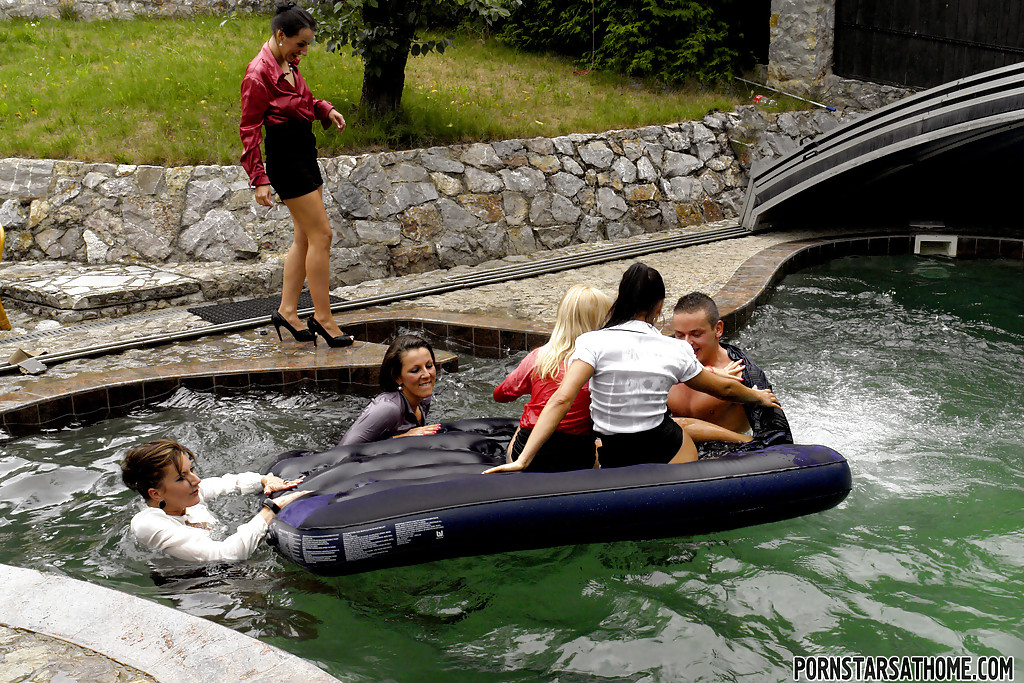 Estrellas porno lujuriosas que se divierten en la fiesta de sexo loco en la piscina
 #51162844