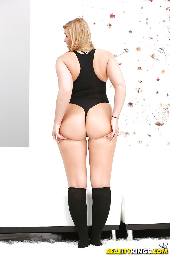 Chubby blonde Teen Melissa Mai zeigt sexy Arsch in schwarzen Kniestrümpfen
 #51835393
