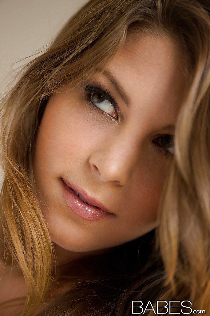 Shapely hottie mit hübschem Gesicht amber sym rutscht aus ihrem reinen Dessous
 #50101564