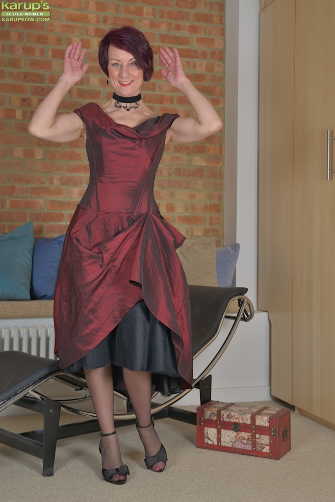 Penny Brooks, modèle en nylon mature, prend des poses coquines dans un magazine féminin.
 #52578220