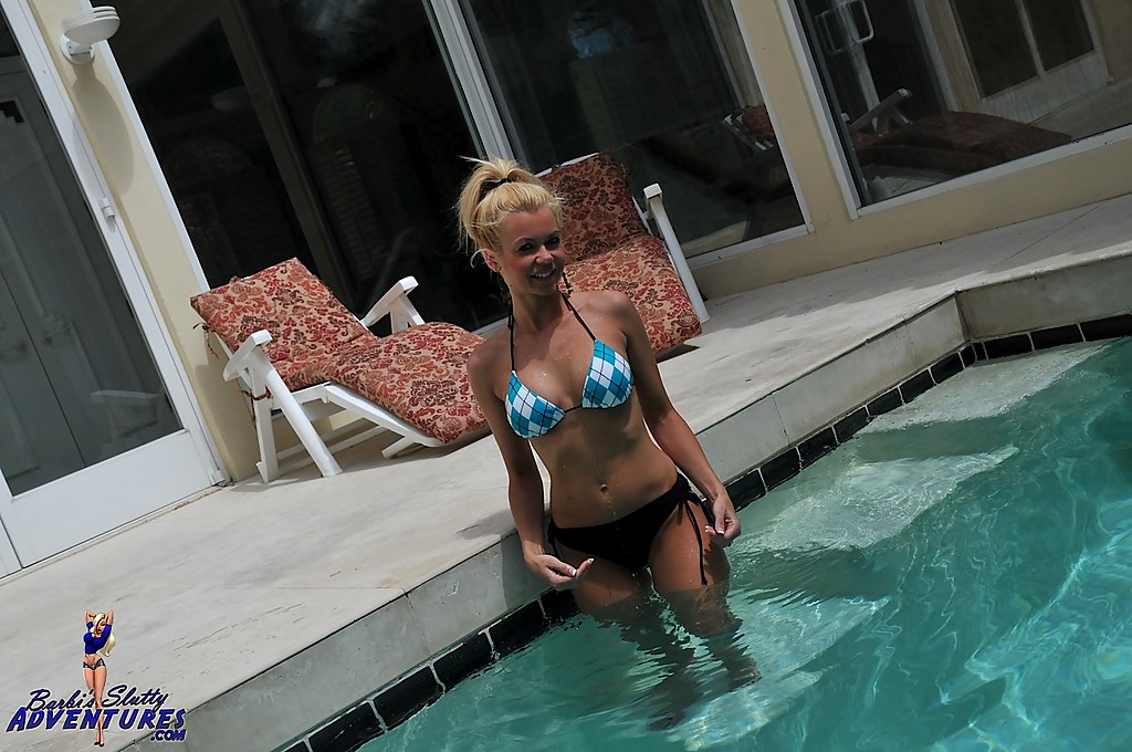Süße blonde Milf Barbi Sinclair zeigt ihren fantastischen Körper im sexy Bikini im Pool.
 #50181620