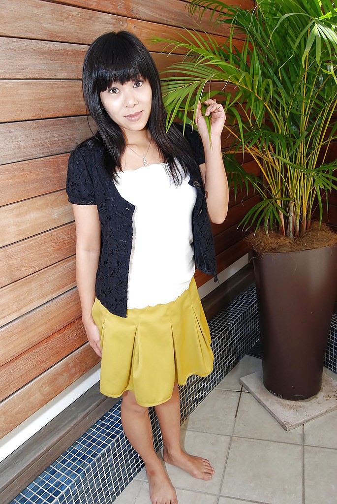 Yumiko takase, une jeune femme asiatique en jupe, a envie de se mettre à poil.
 #55664976