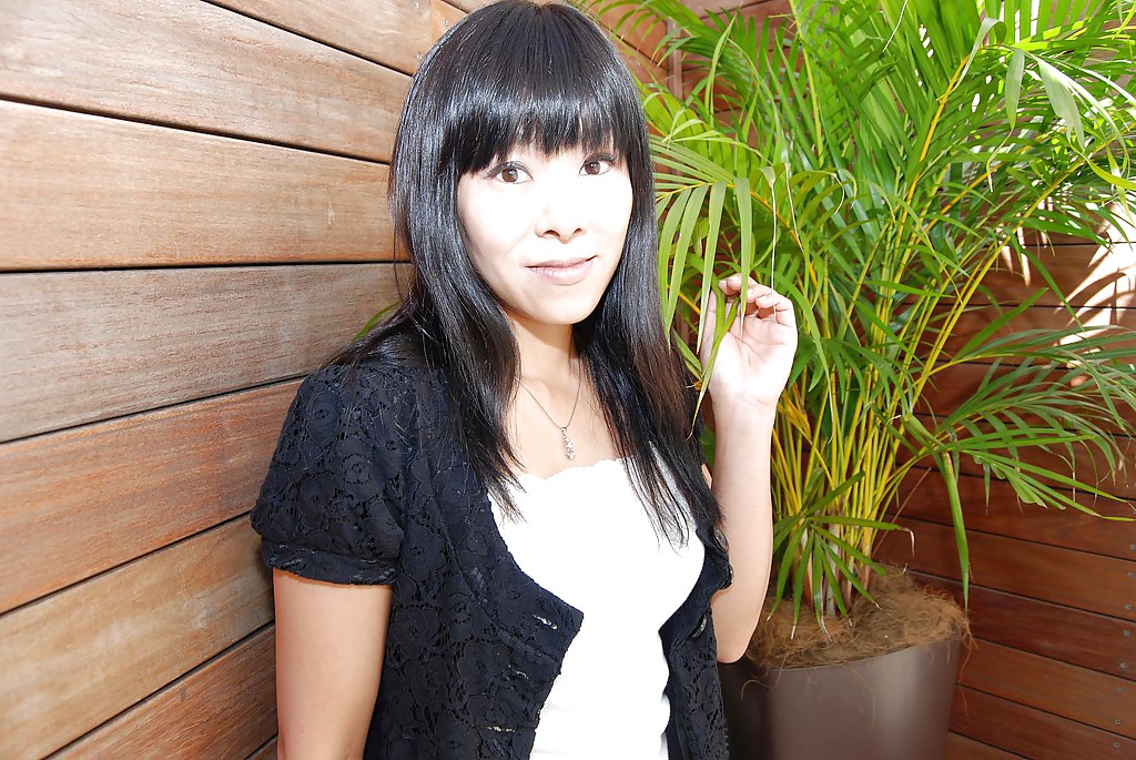 Yumiko takase, une jeune femme asiatique en jupe, a envie de se mettre à poil.
 #55665012